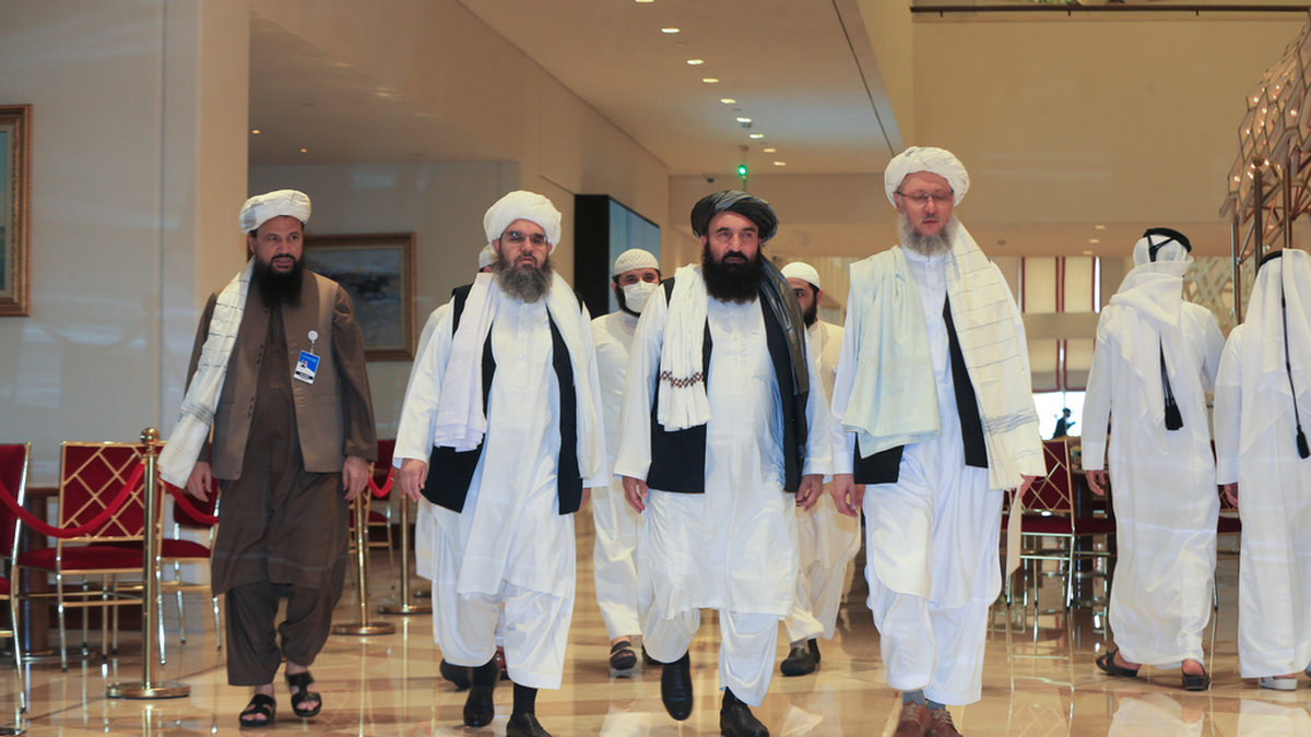 Ledande talibaner vid ett möte i Doha, Qatar i augusti 2021. De bär traditionella afghanska plagg även under utlandsresor.