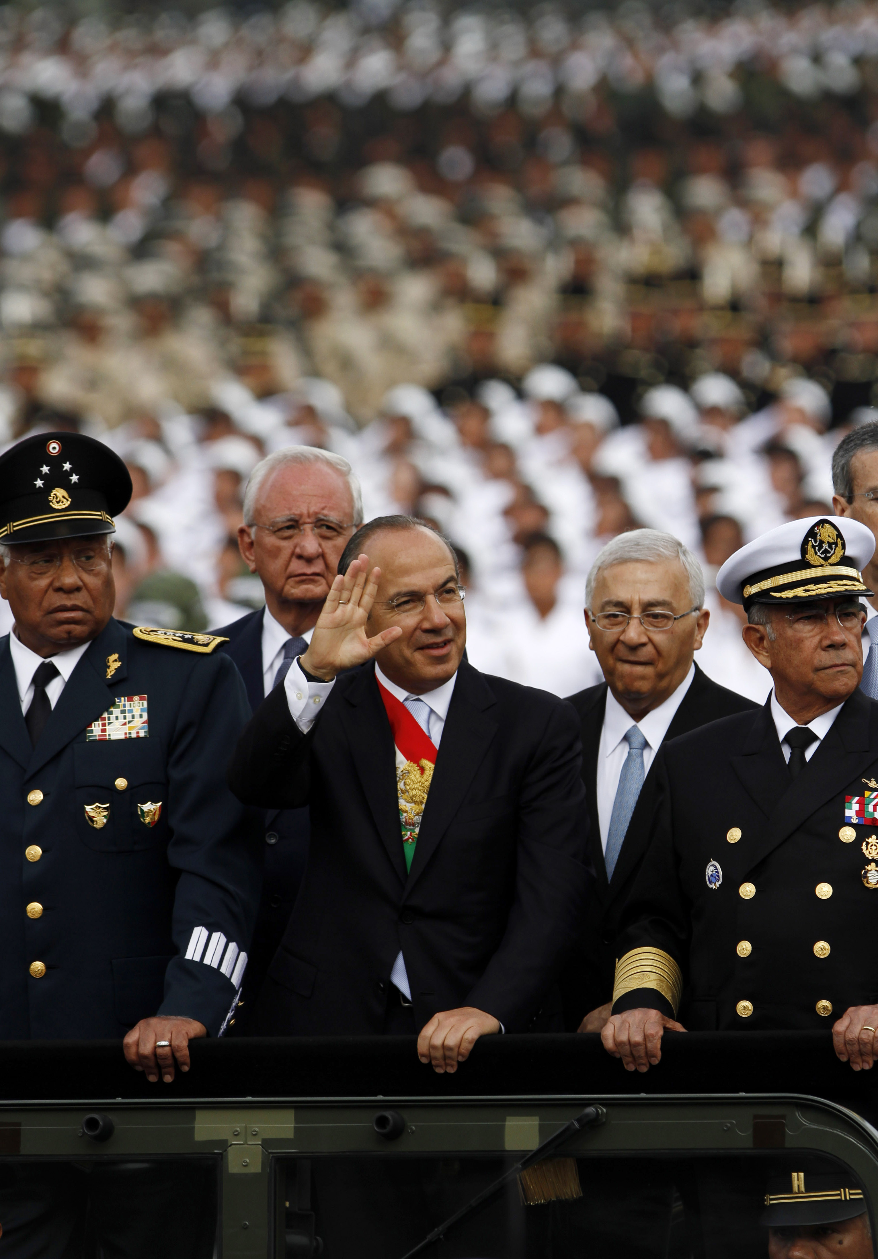 Calderon tillsammans med försvarsministern Guillermo Galvan Galvan (längst till vänster).