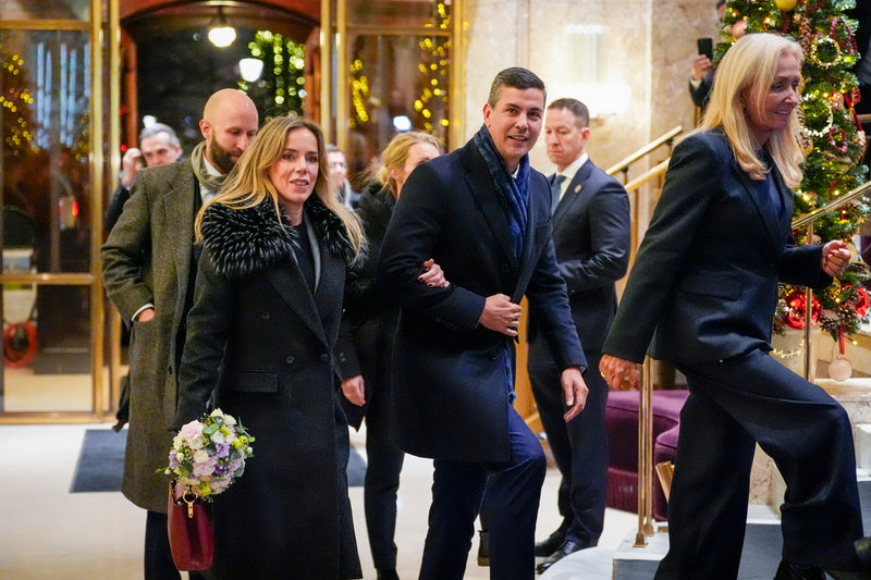 Paraguays president Santiago Peña och hans fru Leticia Ocampos anländer till Grand Hotel i Oslo på tisdagskvällen.