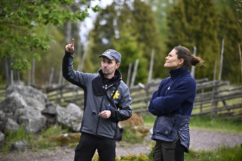 Kronprinsessan Victoria blir guidad av nationalparksförvaltare Jerry Svensson i Norra Kvills nationalpark i Småland. 'Jag får lära mig oerhört mycket av dessa enormt kunniga människor. Där vi både pratar om natur och djur, givetvis, men också om vår kulturhistoria, naturvård och hur människan påverkar naturen', säger kronprinsessan.