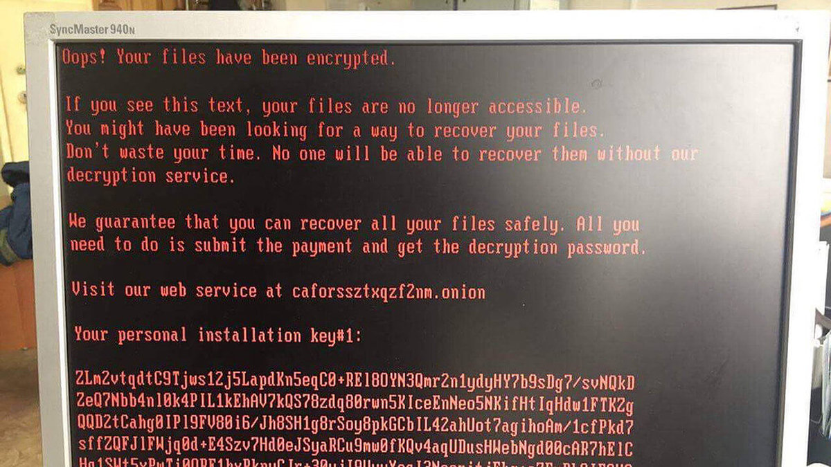 En bild på en skärm som visar en text där någon vill ha pengar för att låsa upp en krypterad dator.