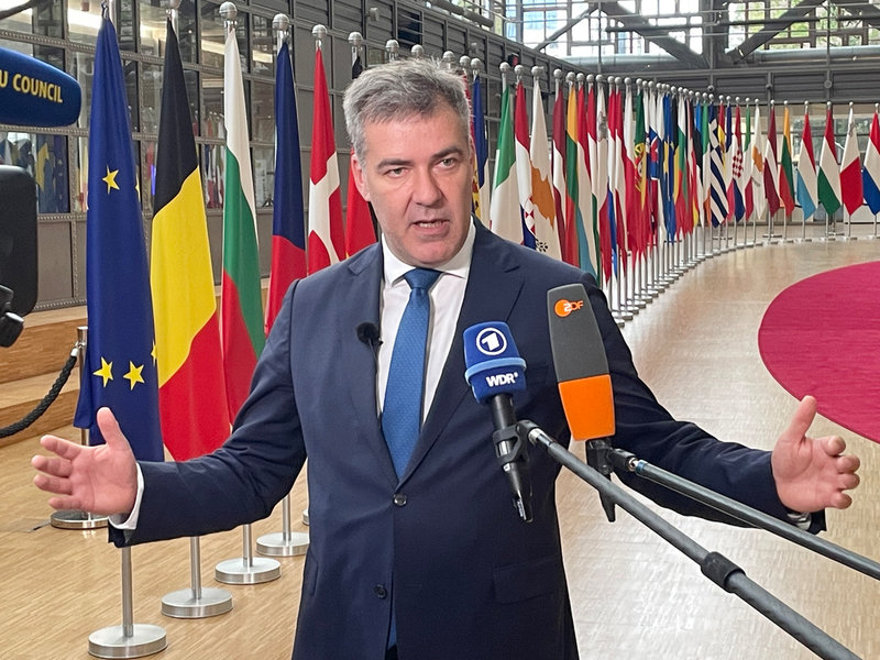 Danmarks klimatminister Lars Aagaard på väg in till torsdagens EU-möte i Bryssel.