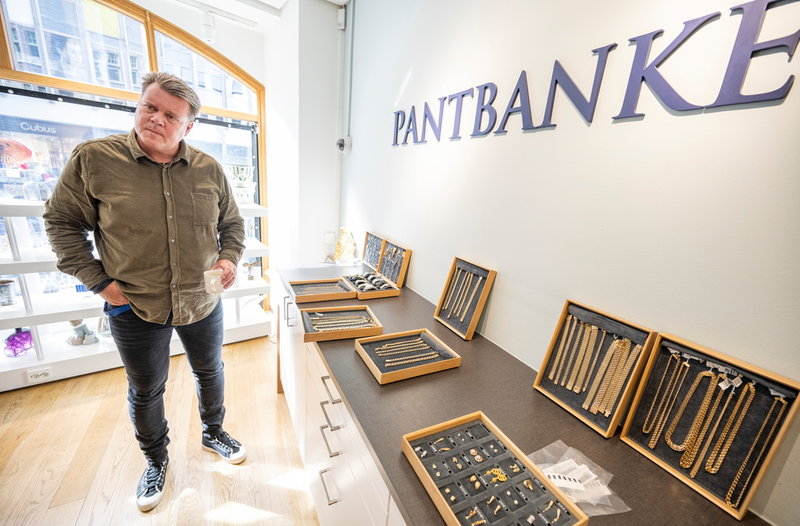 Jörgen Andersson, butikschef Pantbanken Sverige i Malmö, vid en rad med föremål som skall säljas efter att de pantsatts på Pantbanken Sveriges kontor vid Triangeln i Malmö.