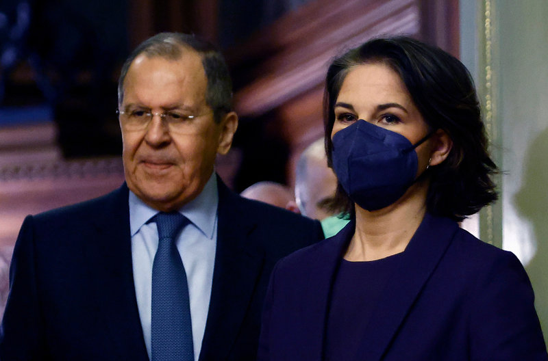 Rysslands utrikesminister Sergej Lavrov och Tysklands utrikesminister Annalena Baerbock.