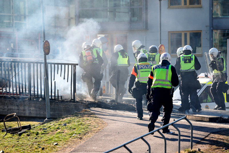 Poliser tar sig förbi en barrikad i Navestad på påskdagen, den 17 april.