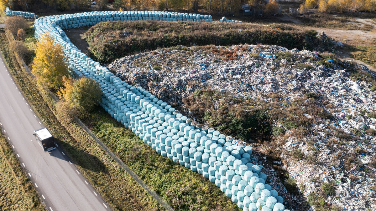 Uppskattningsvis 39 000 ton osorterade sopor lämnades på en tipp i Skultuna, Västmanland – en av flera platser i Mellansverige som företaget Think Pink förvandlade till ett sopberg. Bild från i höstas.