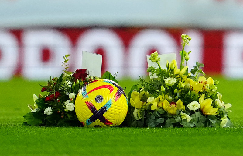 Pelé hyllades med stående ovationer, och blommor i mittcirkeln, på Anfield i samband med Liverpools match mot Leicester under fredagskvällen.