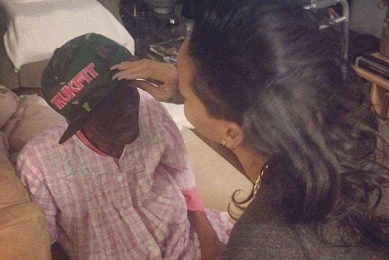 Rihanna twittrade även om att hon var och besökte sin sjuka mormor. Som fick en liten present av stjärnan. Cute! Rihanna twittrade även om att hon var och besökte sin sjuka mormor. Som fick en liten present av stjärnan. Cute!