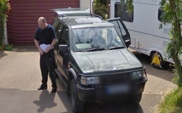 9. Polis tog hjälp av den här Googebilden för att få tag i en misstänkt tjuv som ska ha stulit flera föremål från husbilen på bilden. 9. Polis tog hjälp av den här Googebilden för att få tag i en misstänkt tjuv som ska ha stulit flera föremål från husbilen på bilden.
