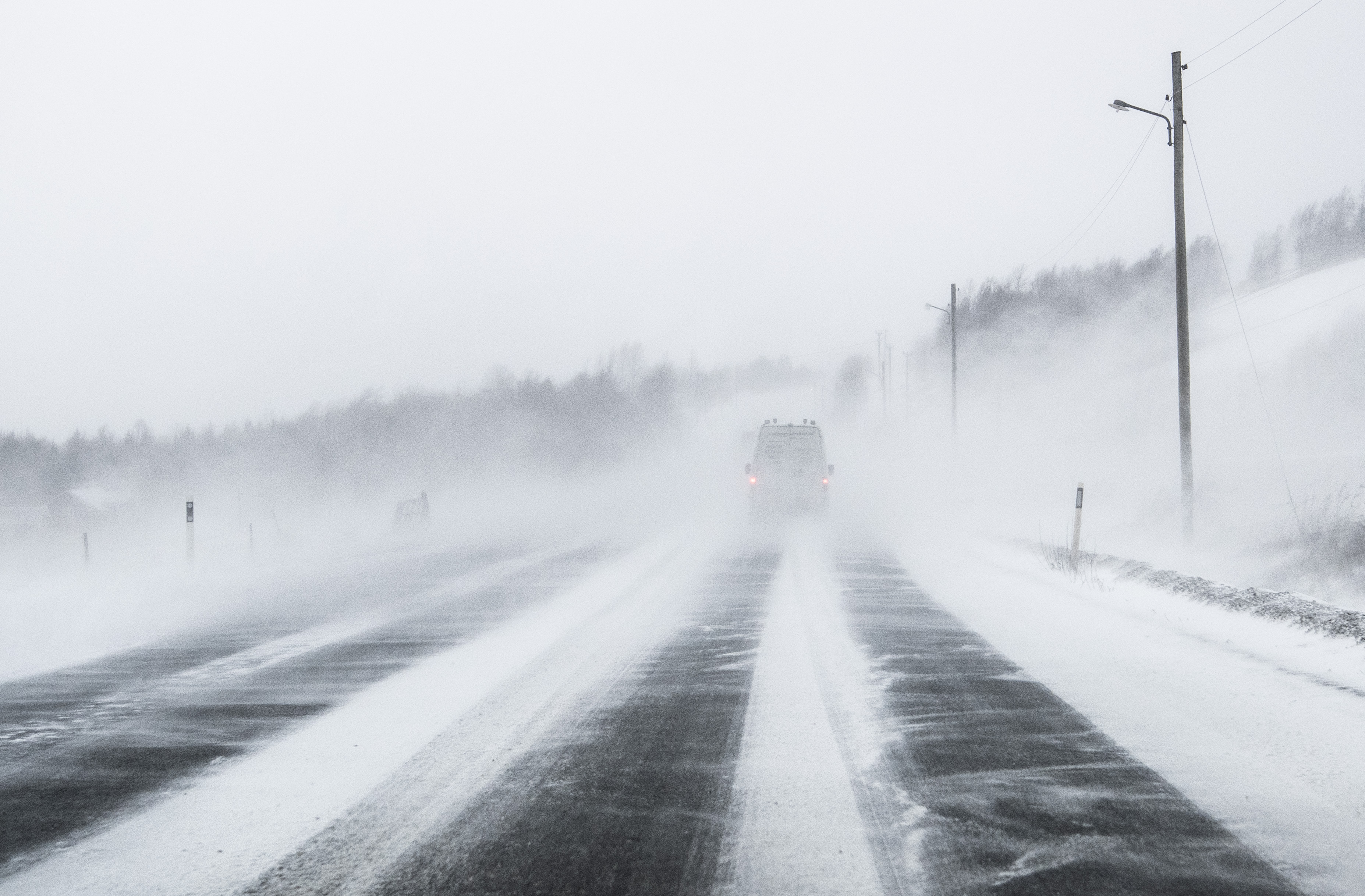 Snön ställer till det i trafiken. Snön ställer till det i trafiken.