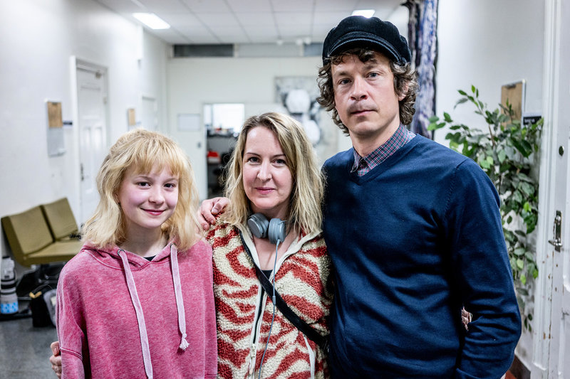 Sigrid Johnson, regissören Sanna Lenken och Oscar Töringe under inspelningen av 'Comedy queen' i maj förra året. Arkivbild.