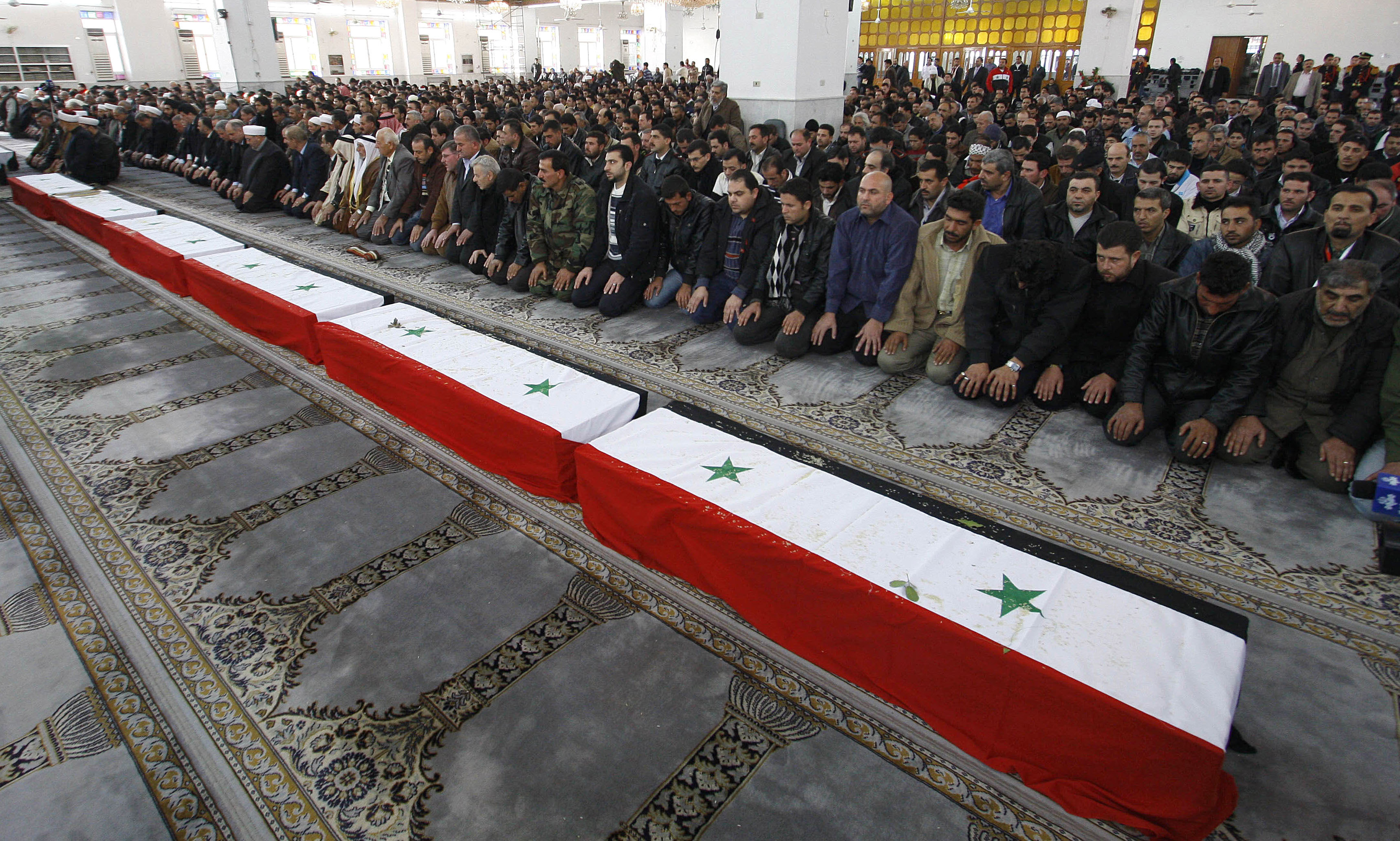Omkring 8000 personer har dödats, 200 000 personer tros vara på flykt inom landet och 30 000 har lämnat syrien. Omkring 8000 personer har dödats, 200 000 personer tros vara på flykt inom landet och 30 000 har lämnat syrien.