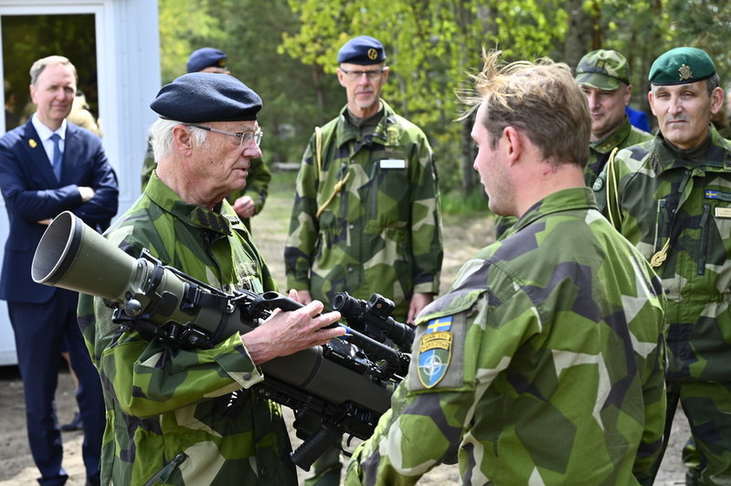 Kungen blev erbjuden att provskjuta med granatgeväret Carl Gustaf, men hoppade över.
