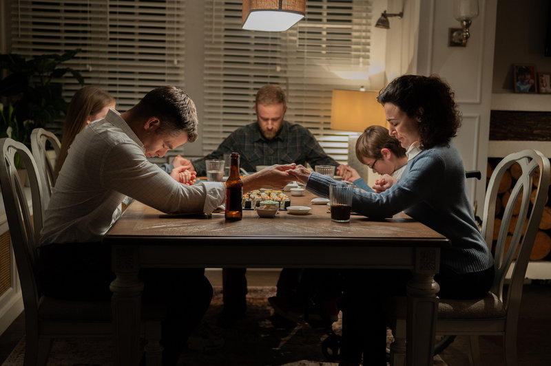Chris Pine (till vänster) spelar huvudrollen som krigsveteran i 'The contractor'. Pressbild.