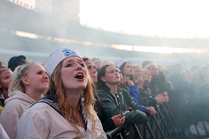 Publiken sjunger med i Håkan Hellströms låtar.