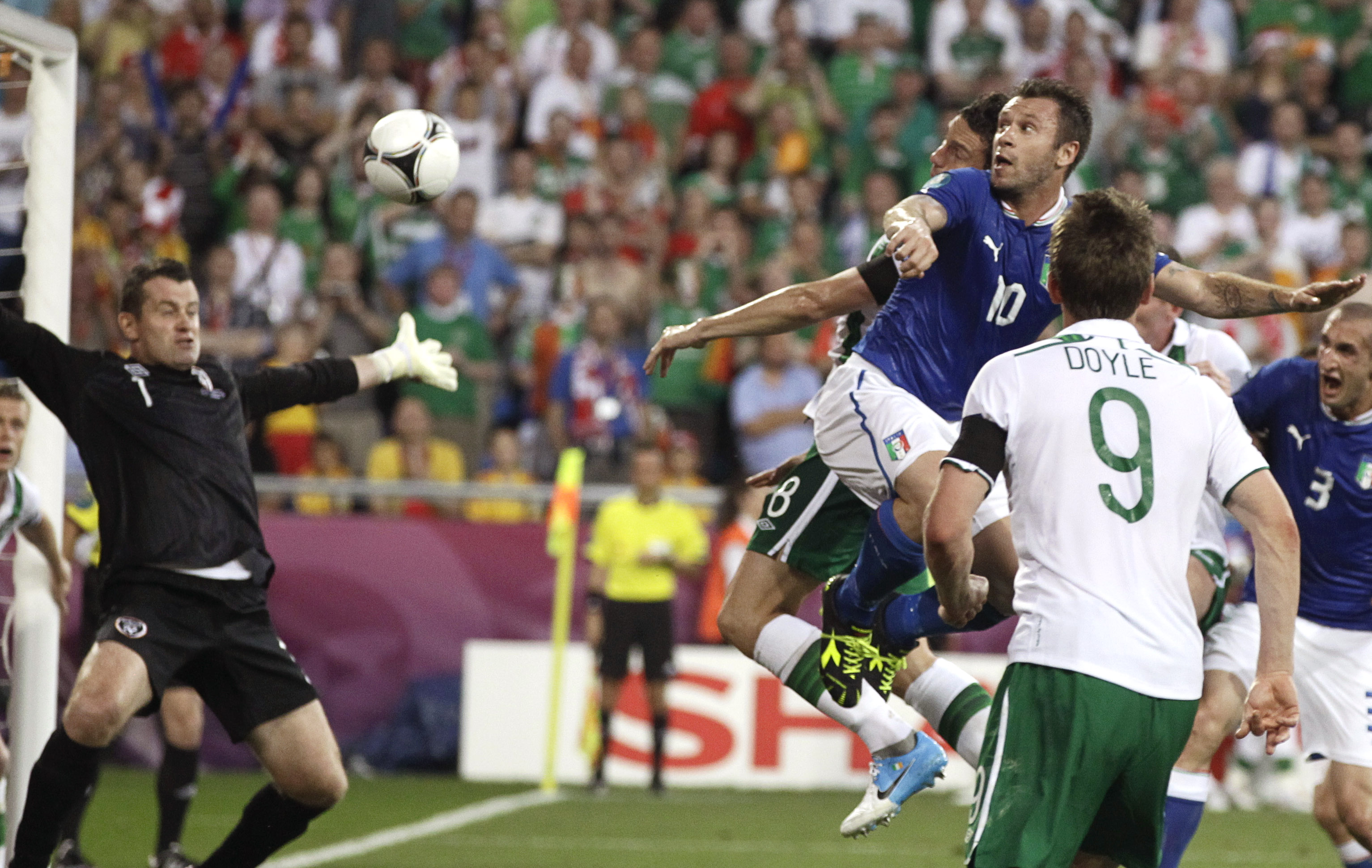 Cassano mötte en hörna och skarvade in bollen bakom Shay Given. Cassano mötte en hörna och skarvade in bollen bakom Shay Given.