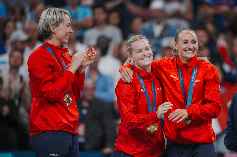 Camilla Herrem (till högerI firar OS-guldet förra åre tillsammans med lagkamraterna Katrine Lunde (till vänster), Marit Røsberg Jacobsen. Arkivbild.