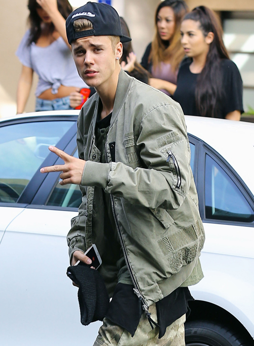 Justin Bieber ute och ränner i Beverly Hills. Justin Bieber ute och ränner i Beverly Hills.