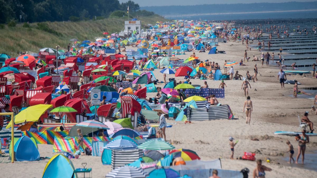 Människor söker svalka på stranden på ön Usedom vid Östersjökusten i Tyskland.