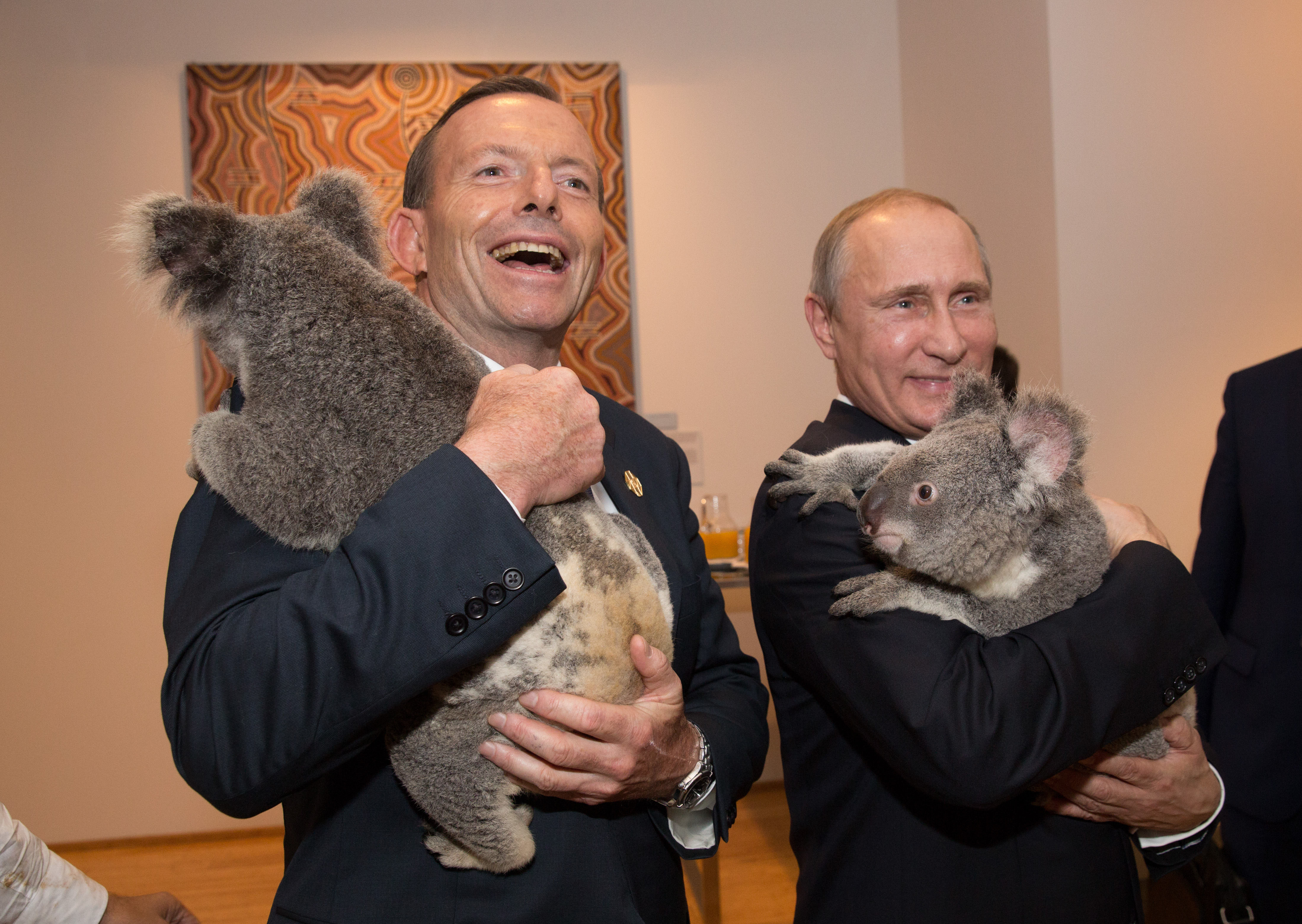 Vladimir Putin ler när han håller koalan Jimbelung, vars namn betyder "vän". 