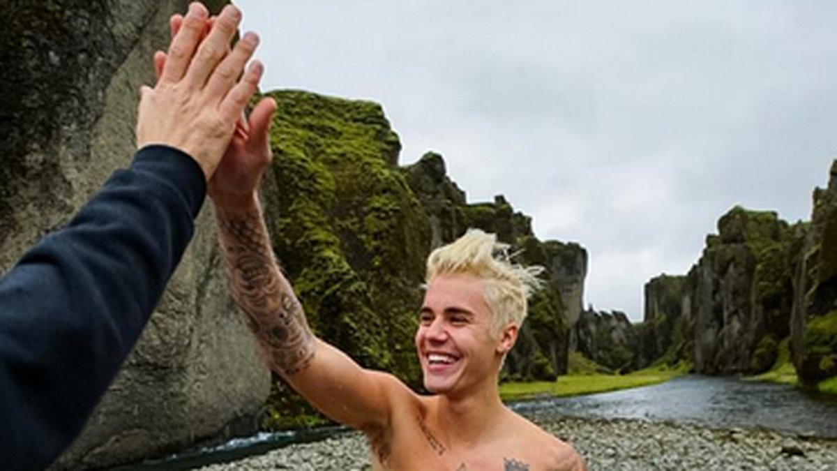 Bieber tar ett iskallt dopp när han besöker Island.