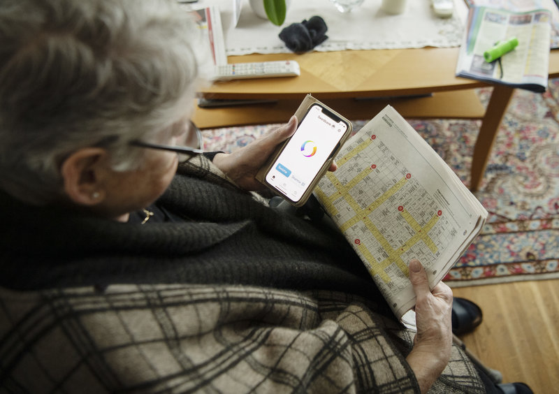 Äldre personer är mer utsatta för luras av bedragare genom sms eller telefonsamtal. Foto: Caisa Rasmussen/TT