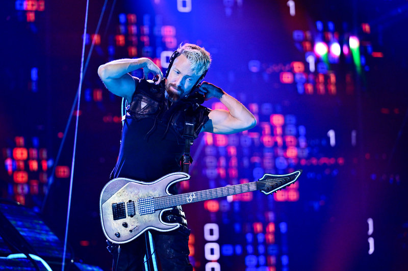 Benjamin Jennebo från Smash Into Pieces får problem med sin väska. 