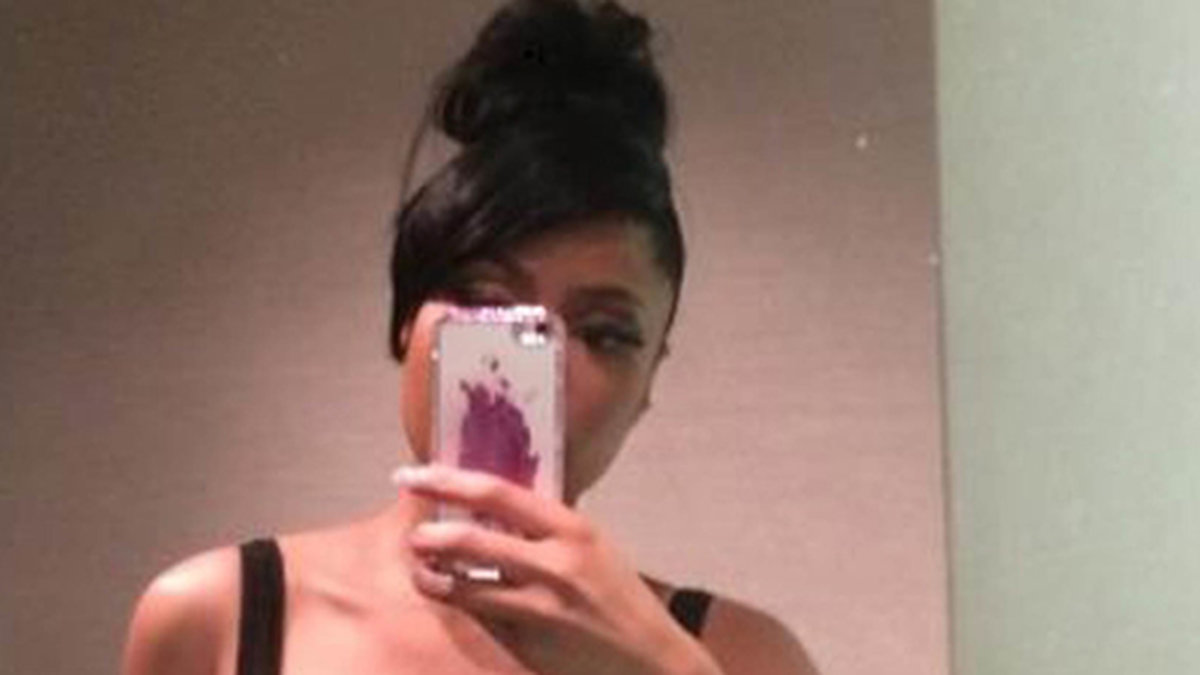 Nicki Minaj tar en selfie. 
