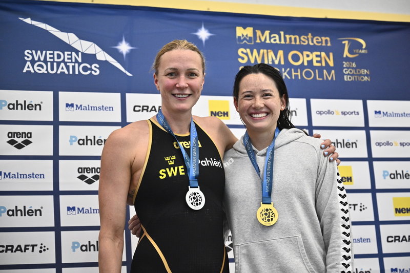 Sarah Sjöström med vinnaren Siobhan Haughey, Hongkong.