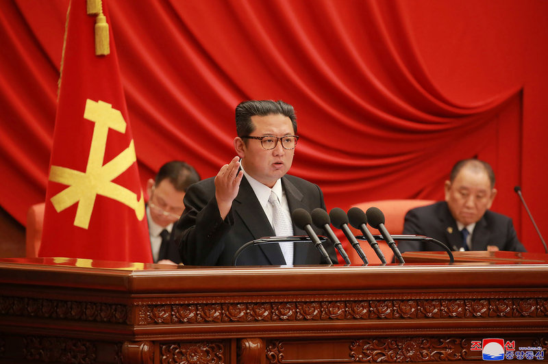 Kim Jong Un vid ett möte med centralkommittén för kommunistpartiet i Pyongyang, North Korea. Bilden har tillhandahållits av statliga KCNA.