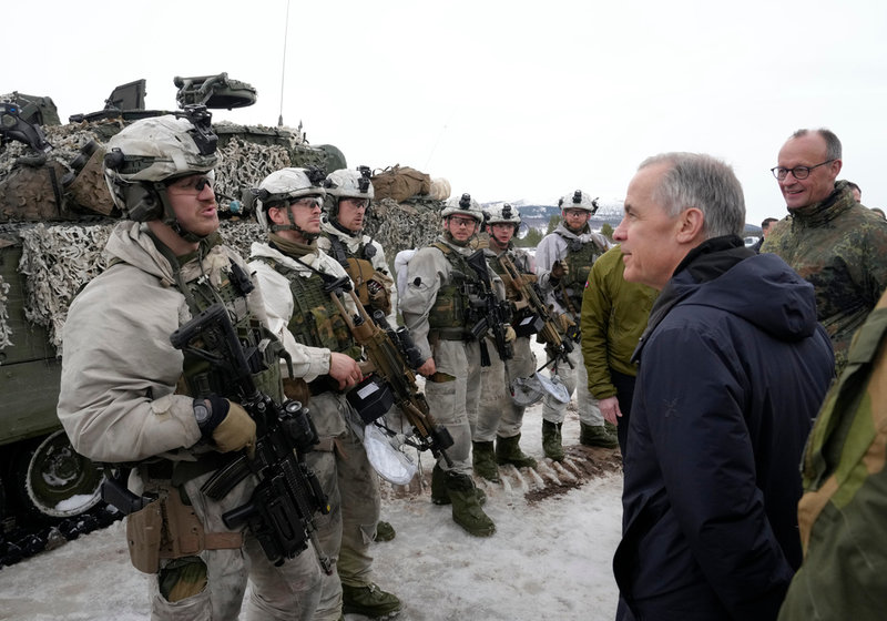 Mark Carney har också tittat till Nato-övningen Cold Response i norra Norge. Här är han i mörk jacka tillsammans med bland andra Tysklands förbundskansler Friedrich Merz (längst till höger), som inte följde med till Oslomötet, i Bardufoss i fredags.