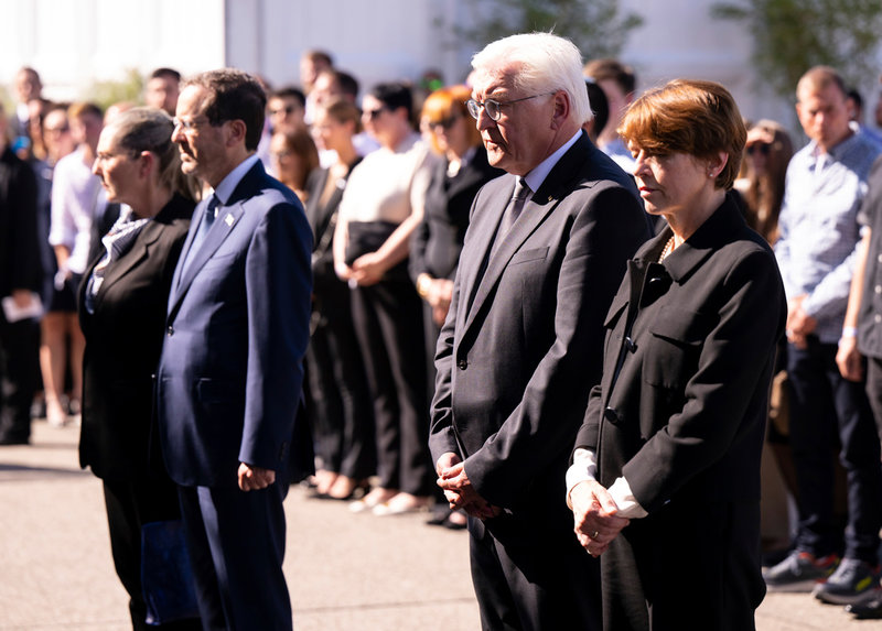 Tysklands president Frank-Walter Steinmeier, andra från höger, hans fru Elke Buedenbender, höger, och Israels president Isaac Herzog, andra från höger, och hans fru Michal Herzog, vänster, deltog i minnesceremonin.