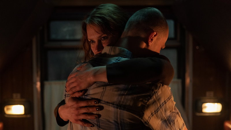 Laura (Seidi Haarla) och Ljoha (Jurij Borisov) kommer oväntat nära varandra i 'Kupé nr 6'. Pressbild.