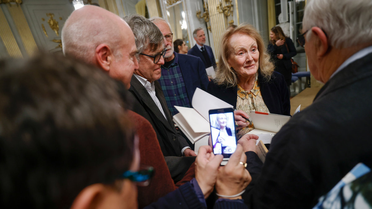 Den franska författaren och litteraturpristagaren Annie Ernaux efter sin Nobelföreläsning i Börshuset i Stockholm.