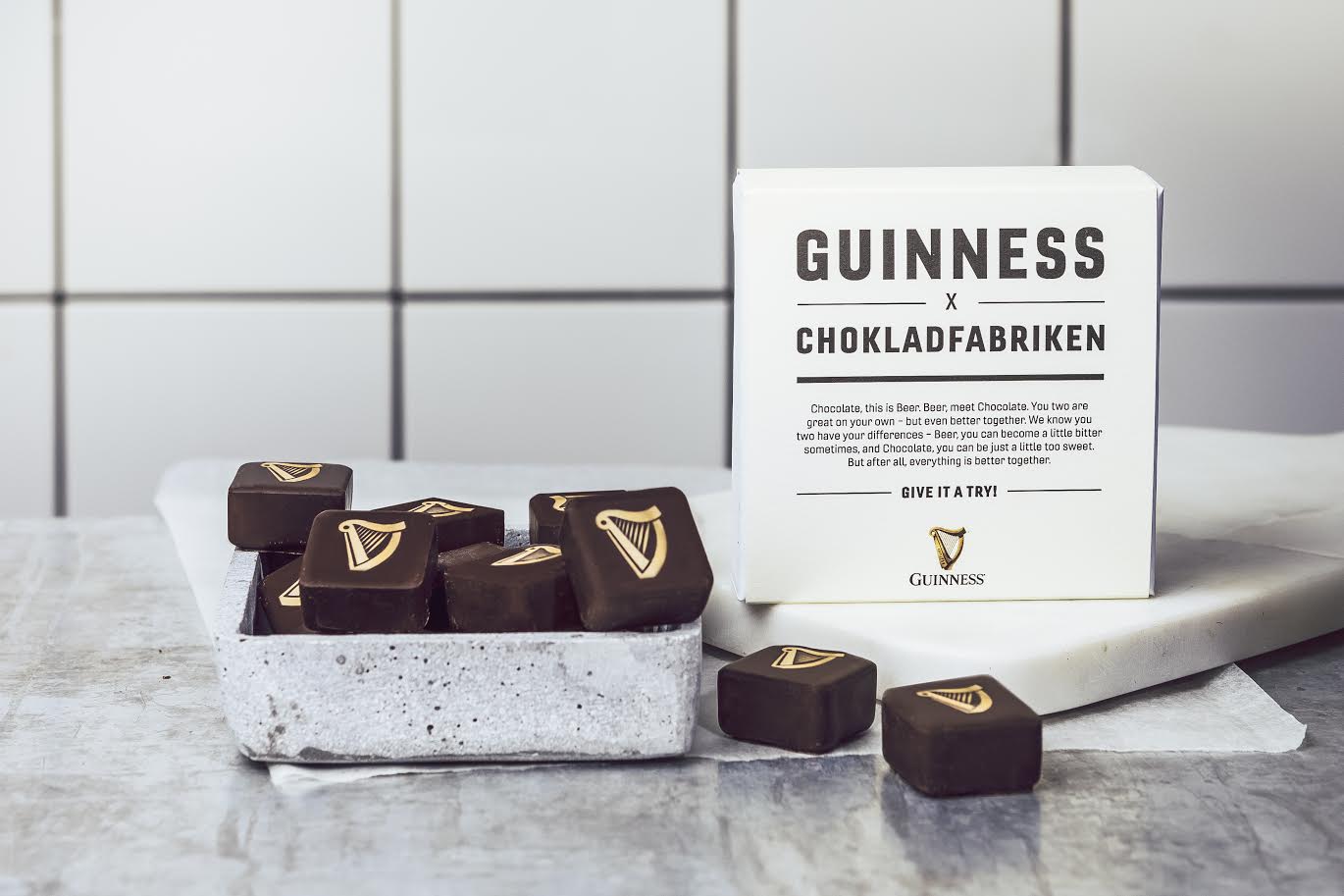 … den innehåller även den mörka, irländska ölen Guinness. 