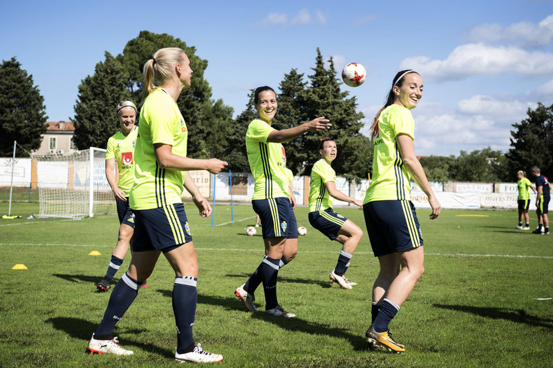 Kosovare Asllani, till höger, var på gott humör under Peter Gerhardssons första träning med landslaget, i september 2017 i den kroatiska kuststaden Rovinj inför en VM-kvalmatch. På bilden syns också, från vänster: Nilla Fischer, Jonna Andersson, Marija Banusic och Jessica Wik.