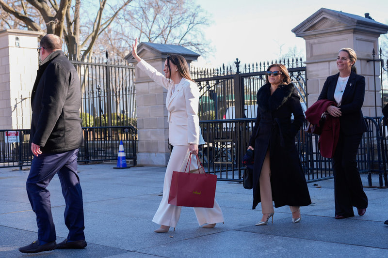 Den venezuelanska oppositionsledaren María Corina Machado besökte Vita huset och gav bort sin fredsprismedalj till USA:s president. Här lämnar hon mötet på torsdagen.