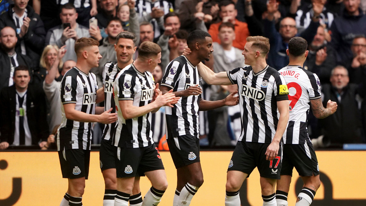 Emil Krafth gratulerar Alexander Isak till ett av de två målen i Newcastles 4–0-seger mot Tottenham.