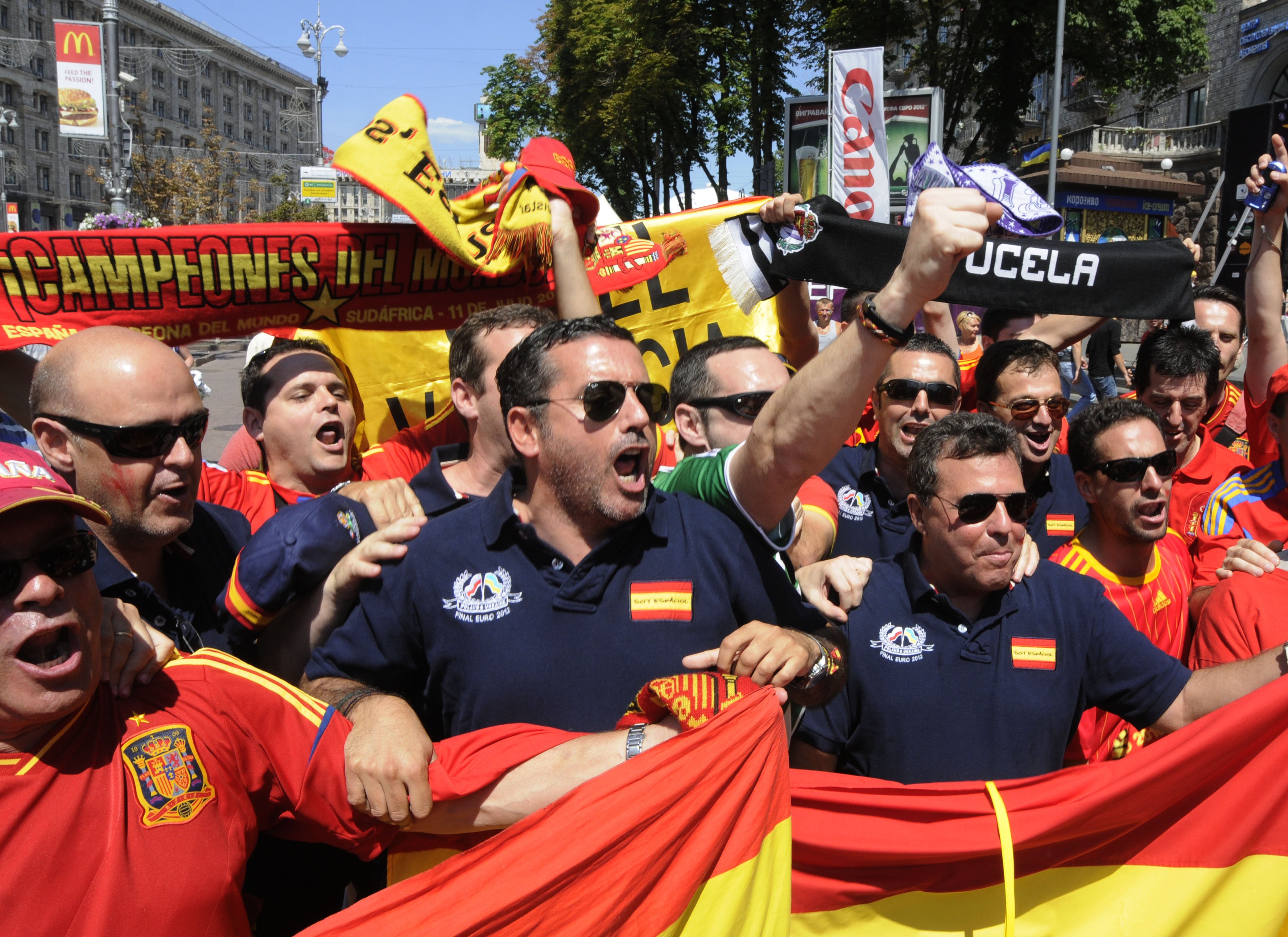 Spanska fans laddar inför EM-finalen utanför Olympiastadion i Kiev.