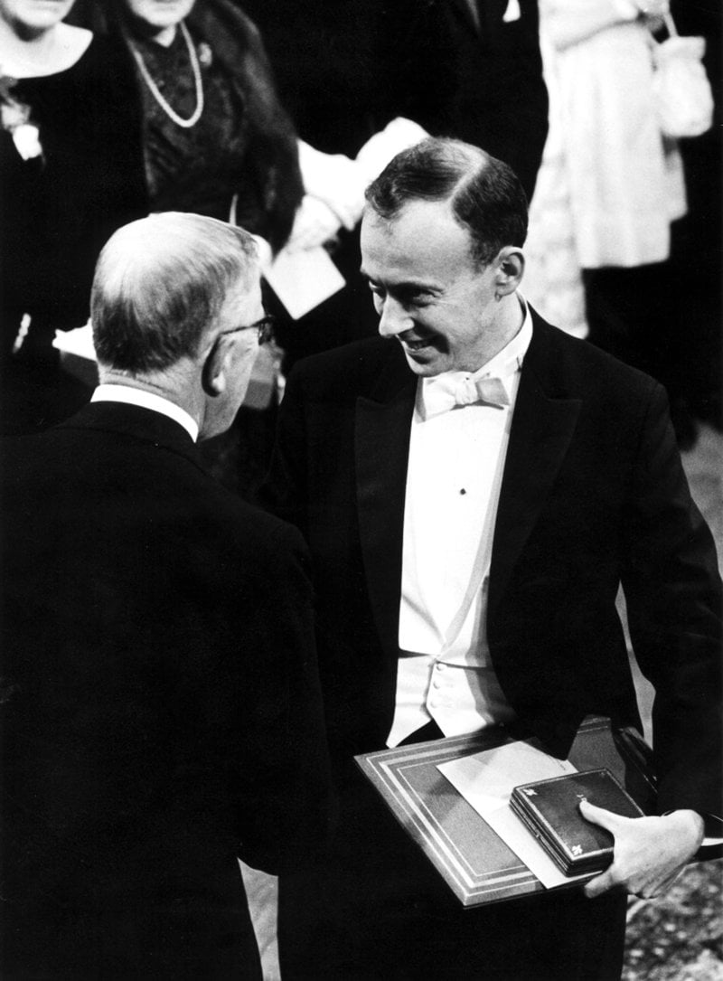 James D Watson tar emot 1962 års Nobelpris i medicin ur kung Gustaf VI Adolfs hand. Arkivbild. James D Watson tar emot 1962 års Nobelpris i medicin ur kung Gustaf VI Adolfs hand. Arkivbild.