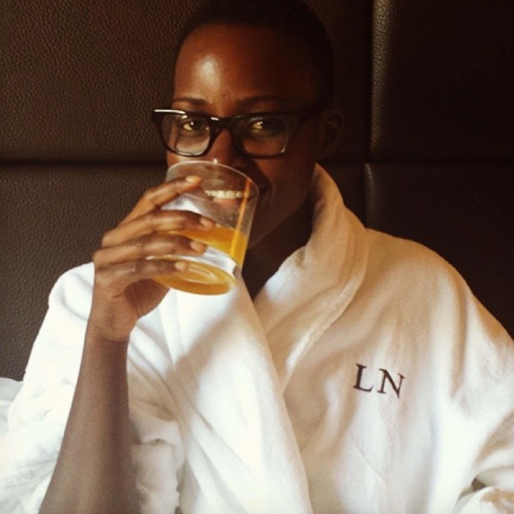 Lupita Nyongo chillar på ett hotell i New York. Lupita Nyongo chillar på ett hotell i New York.