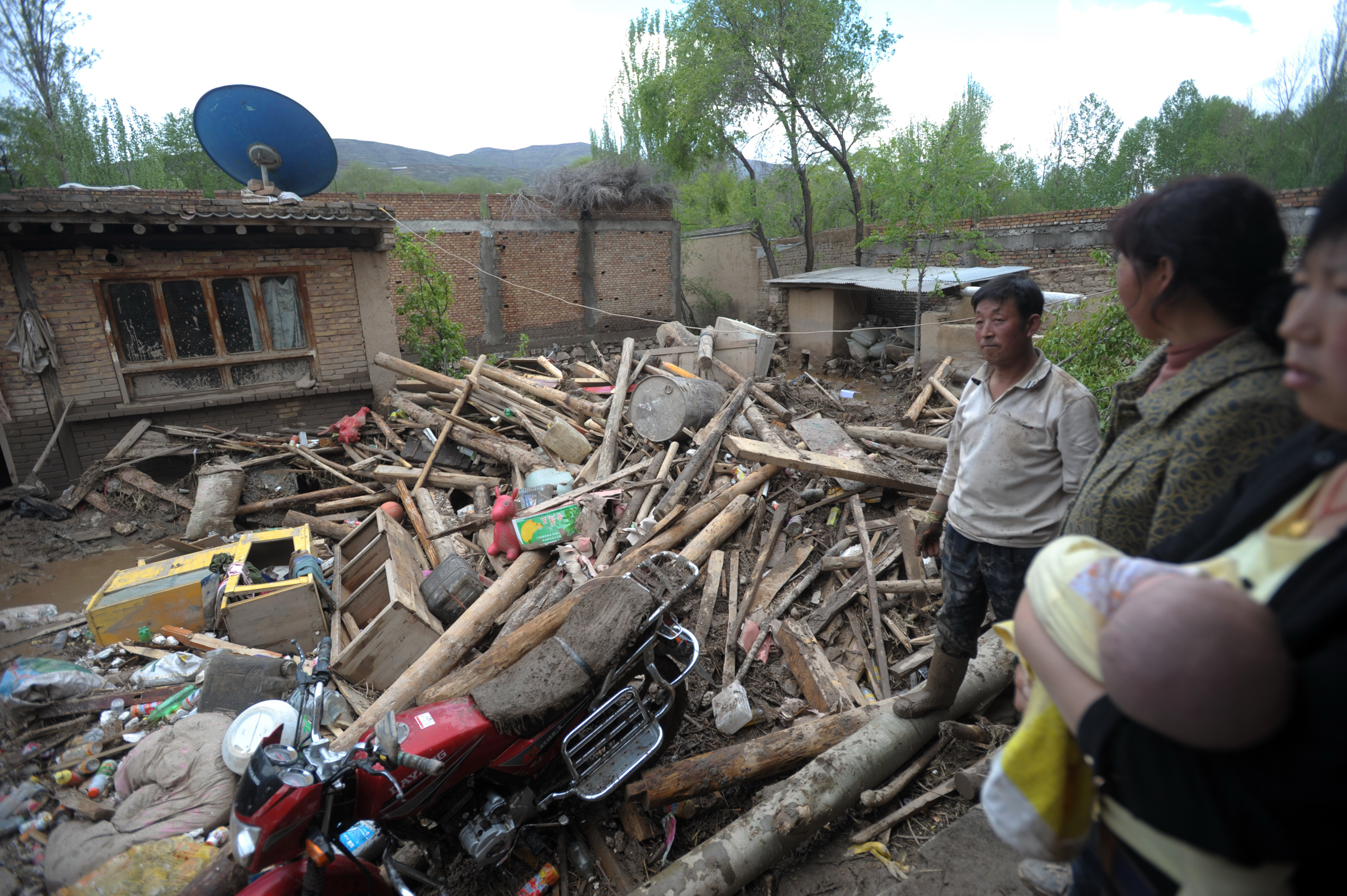 Över 350 000 människor påverkades av stormen som förstörde tusentals kinesers bostäder. 