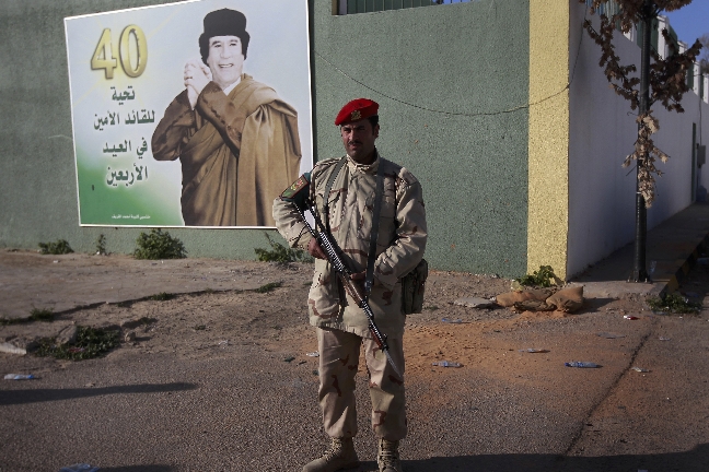 Regeringstrogna styrkor vaktar runt Khaddafis palats i Tripoli. 