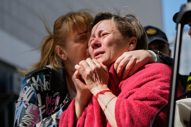 Sörjande ukrainare efter en blodiga ryska attacken mot Kiev i torsdags i förra veckan.