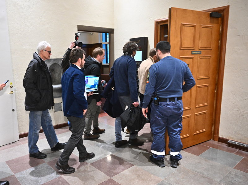 Journalister på väg in till häktningsförhandlingen i Stockholms tingsrätt.