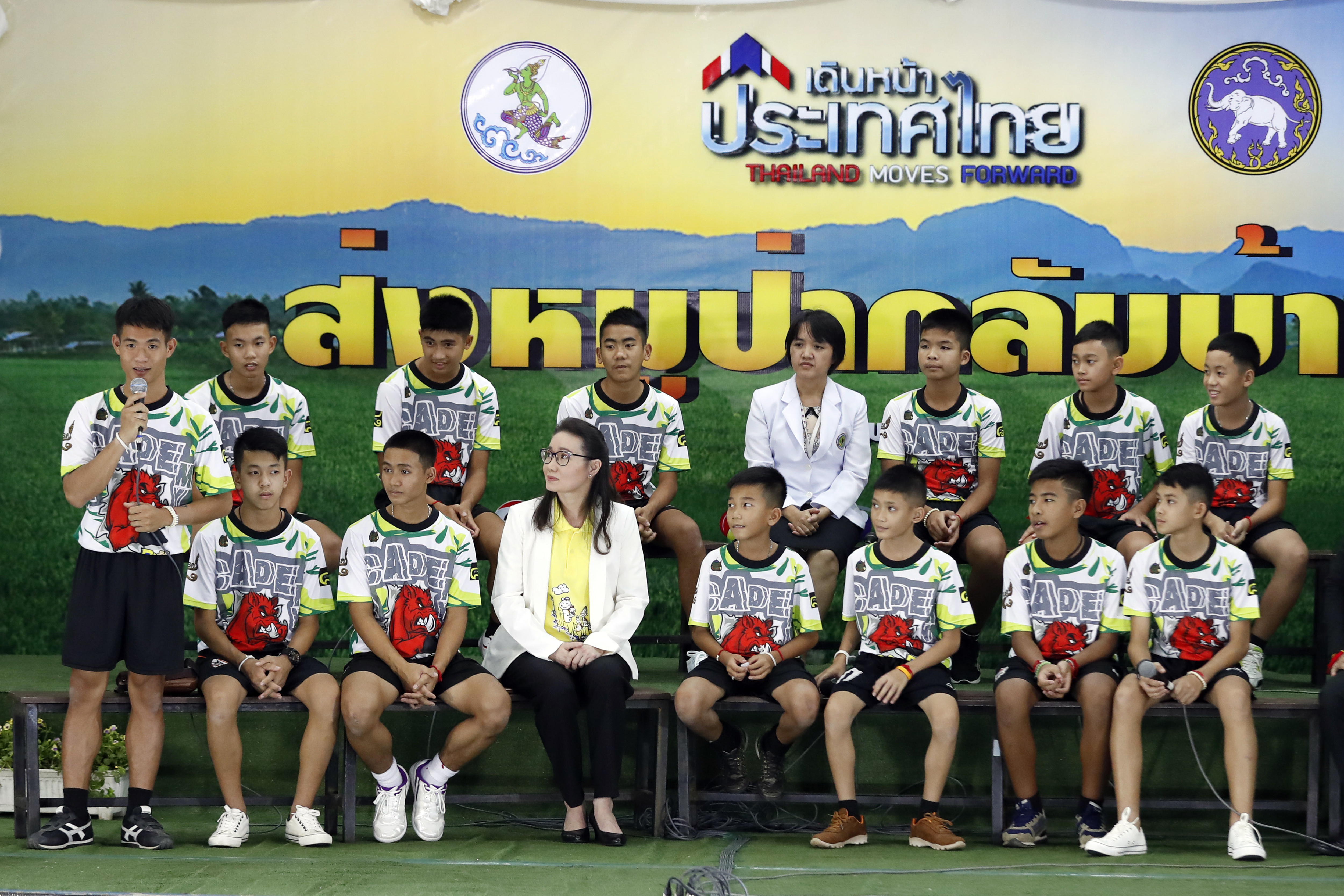 Thailändska fotbollslaget är på pressträff. Thailändska fotbollslaget är på pressträff.