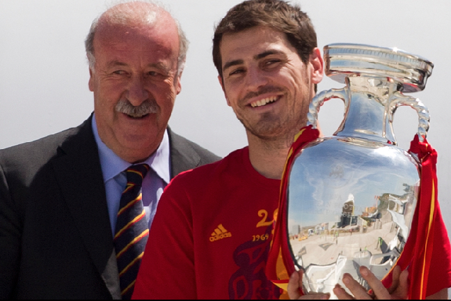 Förbundskaptenen Vicente del Bosque och lagkaptenen Iker Casillas poserar med pokalen.
