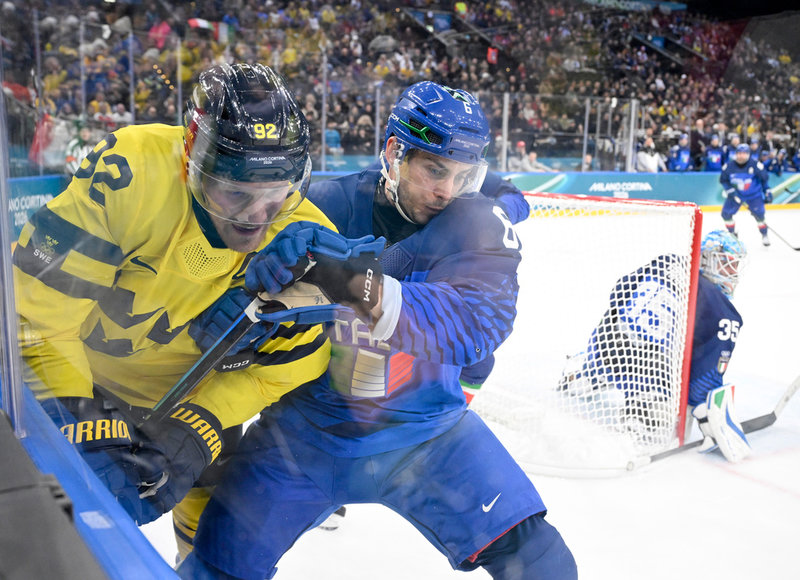 Tre Kronors Gabriel Landeskog tacklas av Italiens Jason Seed.