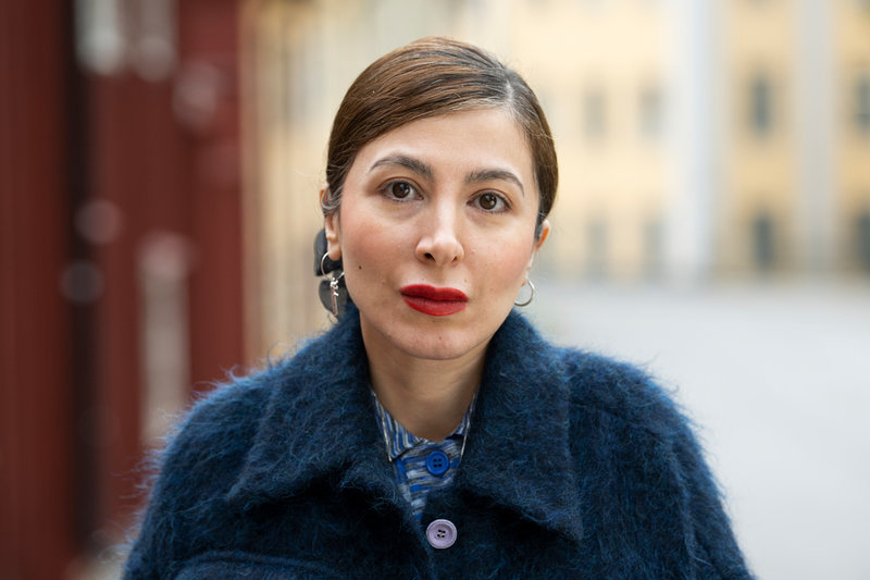 'Jag har svårt att sköta mina jobb, jag tänker på Iran hela tiden. Landet brinner och jag hoppas att det ska komma något bra ur det. Men oavsett så är processen viktig. Det är närmare en förändring den här gången', säger litteraturkritikern Sara Abdollahi.