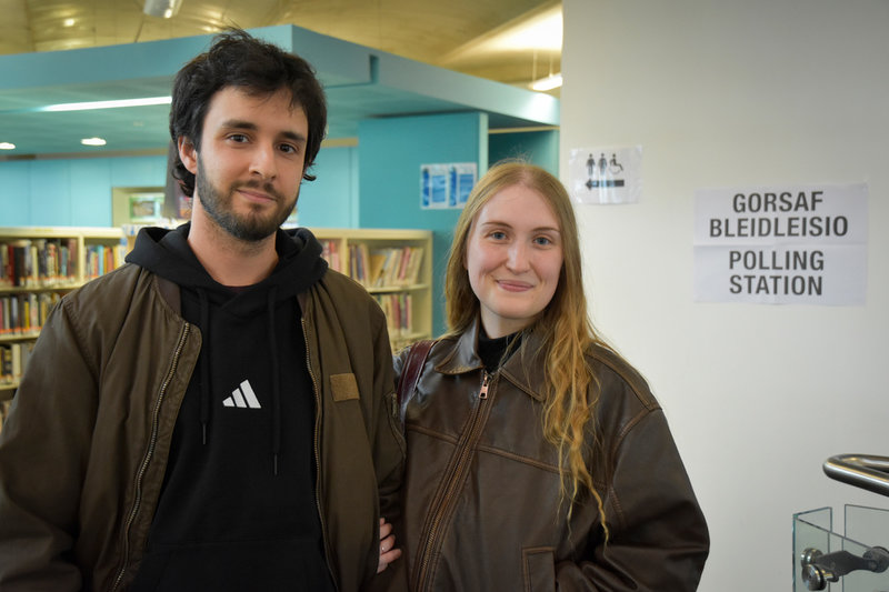 Valet i Wales har handlat mycket om att hålla borta ytterhögern, säger väljarna Matt och Chloe utanför sin vallokal i stadsbiblioteket i Cardiff. 